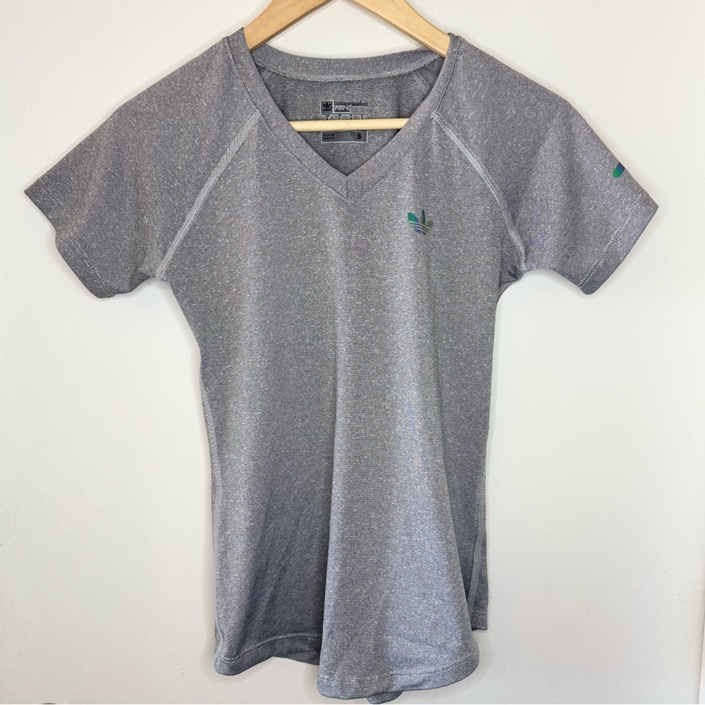 Adidas Heather Gray Classic Logo Women’s Short Sleeve V Neck Shirt Small Fitted